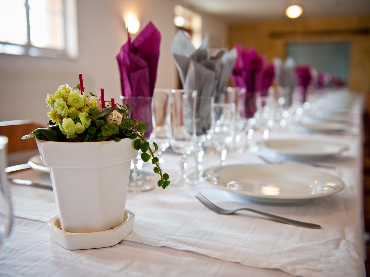 Logis Hotel Restaurant Le Relais Fleuri Vervins Exteriör bild